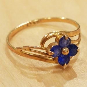 Gold ring with blue sapphire flowers